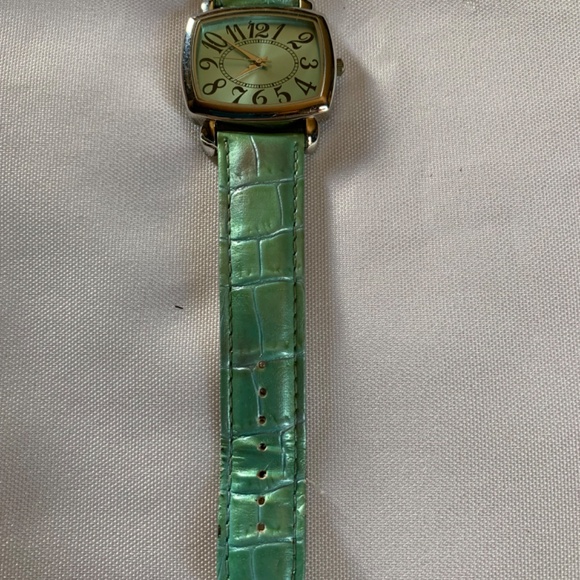 Working Green Pearlescent Watch with Brand New Battery! - Picture 4 of 9